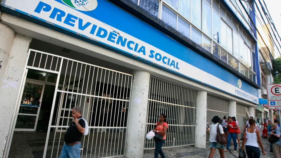 Governo suspende descontos da folha de pagamento de aposentados do INSS por tempo indeterminado