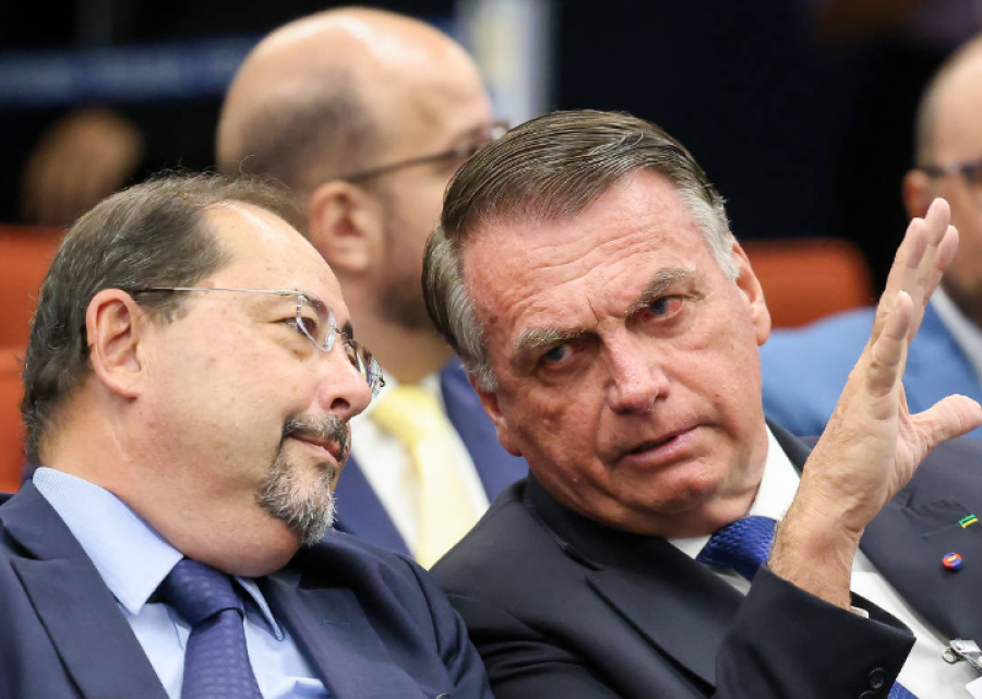 Moraes manda PF dar a Bolsonaro 'acesso integral' a provas da trama golpista