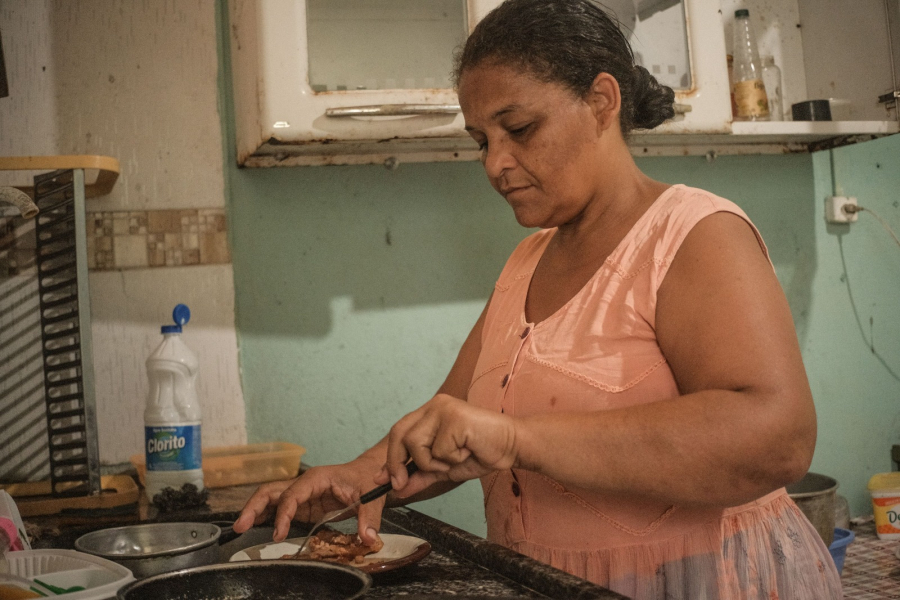 Maioria das domésticas no Brasil é mulher negra, chefe de família e mãe solo