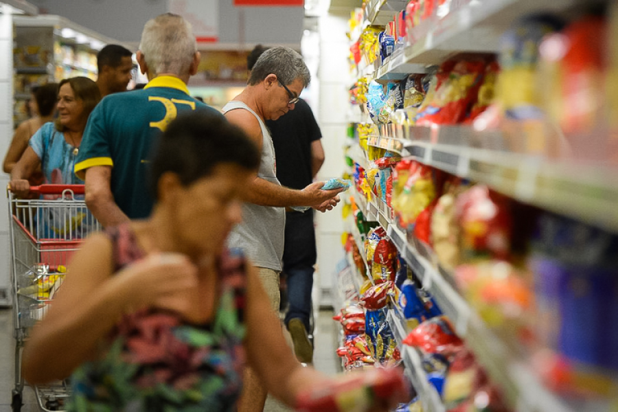 Inflação desacelera em abril, mas remédios e alimentos continuam em alta