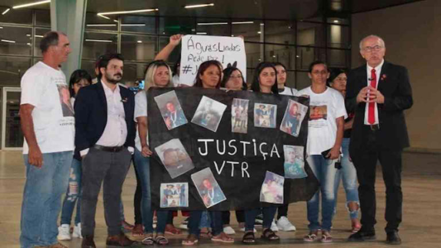 Famílias cobram justiça por morte de três jovens no interior