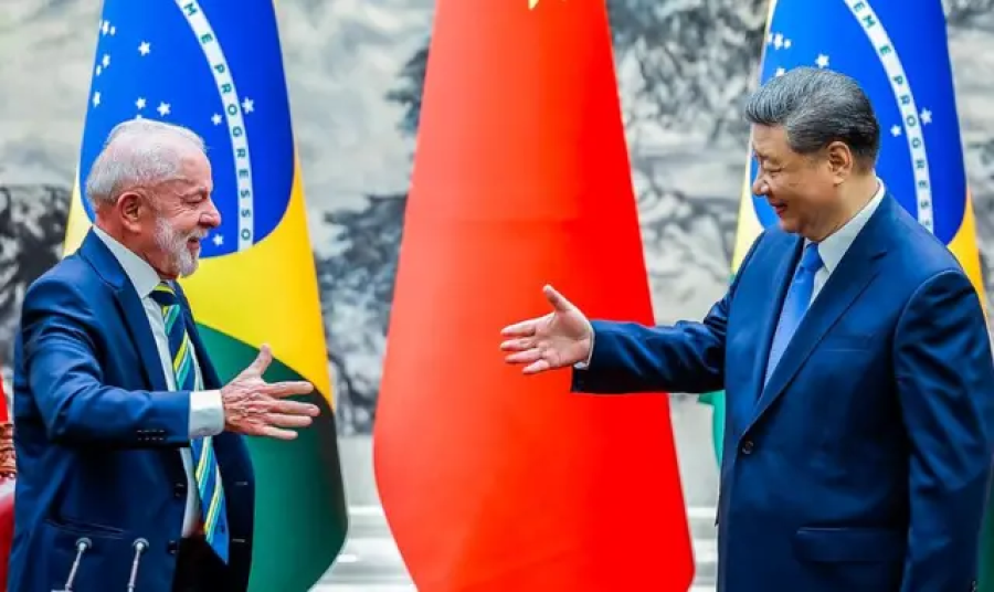 China isenta visto para turistas brasileiros após visita de Lula