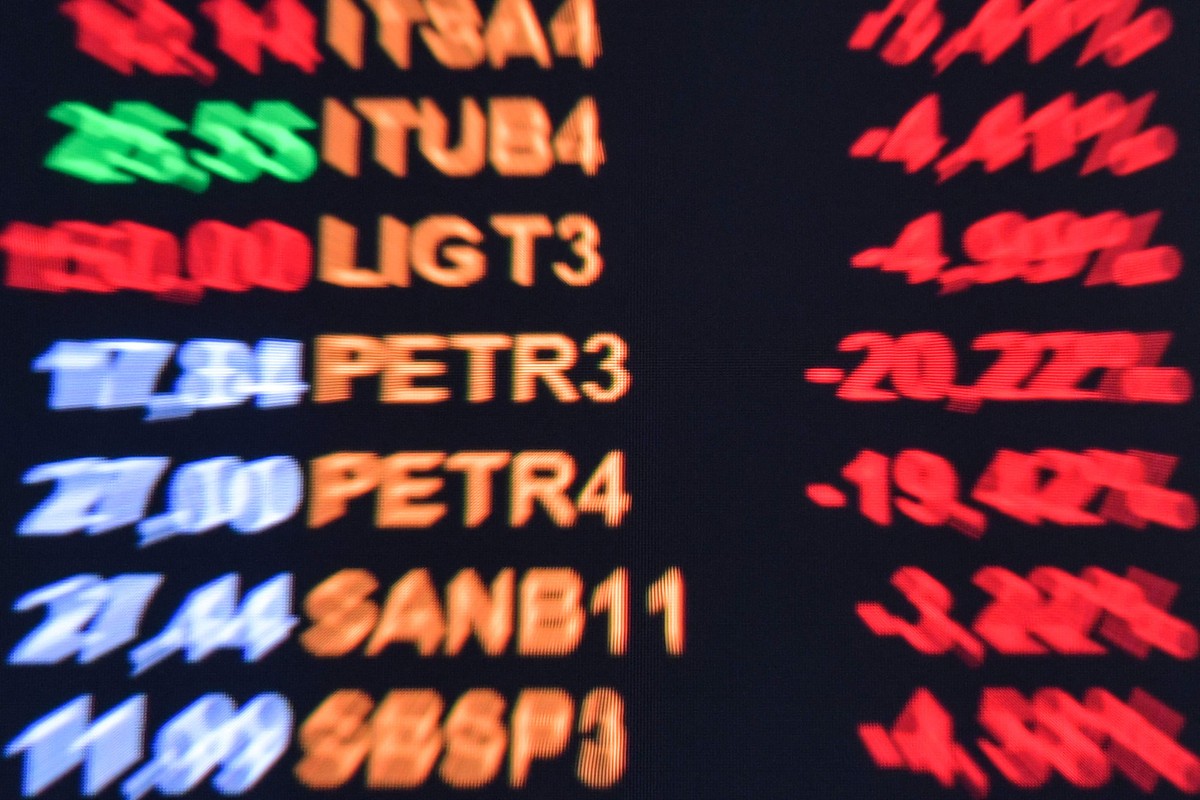 Ações do Banco do Brasil pesam sobre Ibovespa, que recua; dólar é estável
